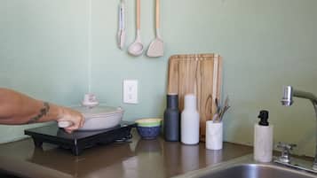 Kühlschrank, Mikrowelle, Herdplatte, Wasserkocher mit Kaffee-/Teezubehör