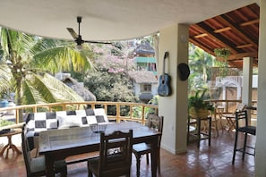 تناول الطعام بالخارج