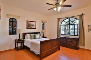 1 dormitorio, escritorio, tabla de planchar con plancha y wifi