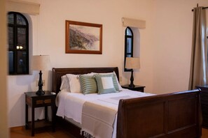 1 sovrum, skrivbord, strykjärn/strykbräda och wi-fi