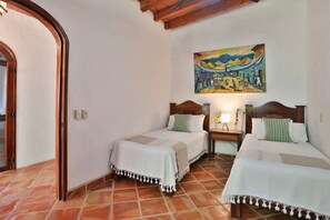 4 Schlafzimmer, Schreibtisch, Bügeleisen/Bügelbrett, Reisekinderbett