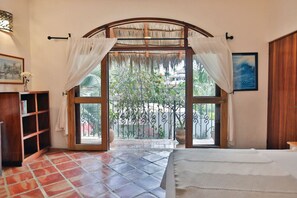 4 dormitorios, escritorio, tabla de planchar con plancha y cuna de viaje