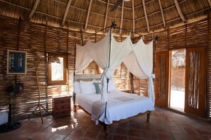 4 chambres, bureau, fer et planche à repasser, lit parapluie