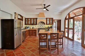 Refrigerador, horno, placa de cocina, lavavajillas