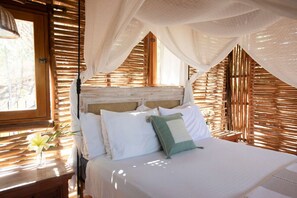 4 bedrooms, desk, iron/ironing board, travel cot