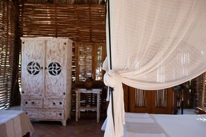 4 makuuhuonetta, työpöytä, silitysrauta/-lauta, vauvan matkasänky