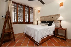 2 dormitorios, escritorio, tabla de planchar con plancha y cuna de viaje