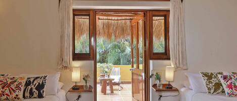 2 soverom, skrivebord, strykejern/-brett og wi-fi