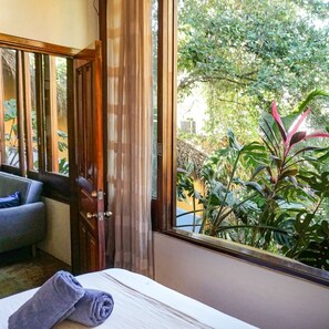 2 bedrooms, desk, iron/ironing board, WiFi