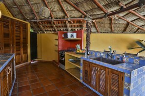 Jääkaappi, liesi, kahvin-/teenkeitin