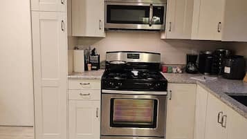 Een koelkast, een magnetron, een oven, een kookplaat