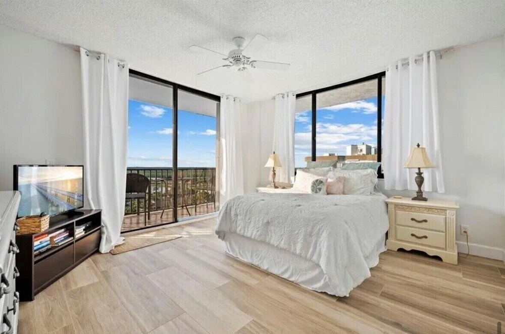 3bedroom ocean front condo in North Hutchinson Island, sunrise and