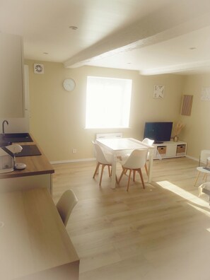 Dining - In a peaceful village, superb 2-bedroom apartment with private courtyard (Saint-Germain-Lespinasse)
