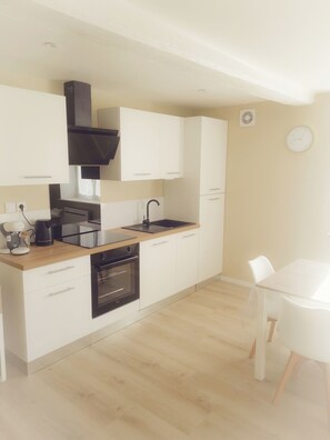 Private kitchen - In a peaceful village, superb 2-bedroom apartment with private courtyard (Saint-Germain-Lespinasse)
