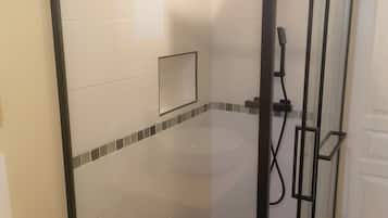 Ducha, secador de pelo, toallas, papel higiénico