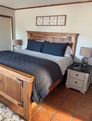 3 habitaciones, escritorio y tabla de planchar con plancha 