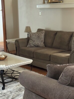 Smart TV, chimenea, futbolito y libros 