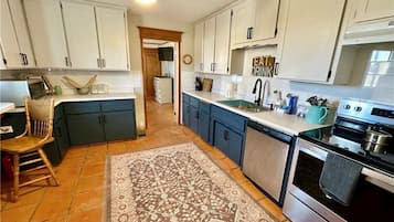 KĂŒhlschrank, Mikrowelle, Ofen, Herdplatte