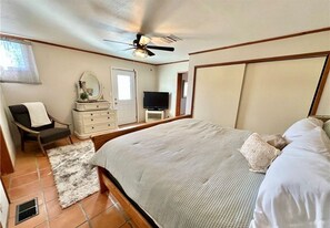 3 bedrooms, desk, iron/ironing board, travel cot