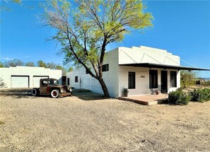 Exterior - Historic Mercantile & Post Office Turned Charming 3-Bedroom Getaway (Yucca)