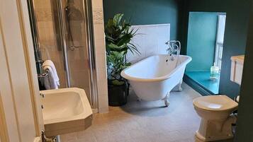 Secador de pelo, toallas, jabón y champú