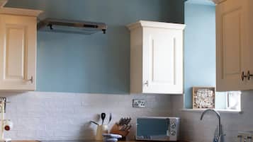 Microwave, oven, dishwasher, cookware/dishes/utensils