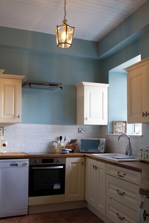 電子レンジ、オーブン、食器洗い機、調理器具と食器