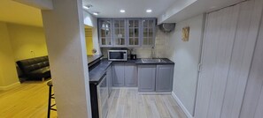 Fridge, microwave, oven, stovetop - Charming 3-bedroom house in amazing Chicago (Chicago)