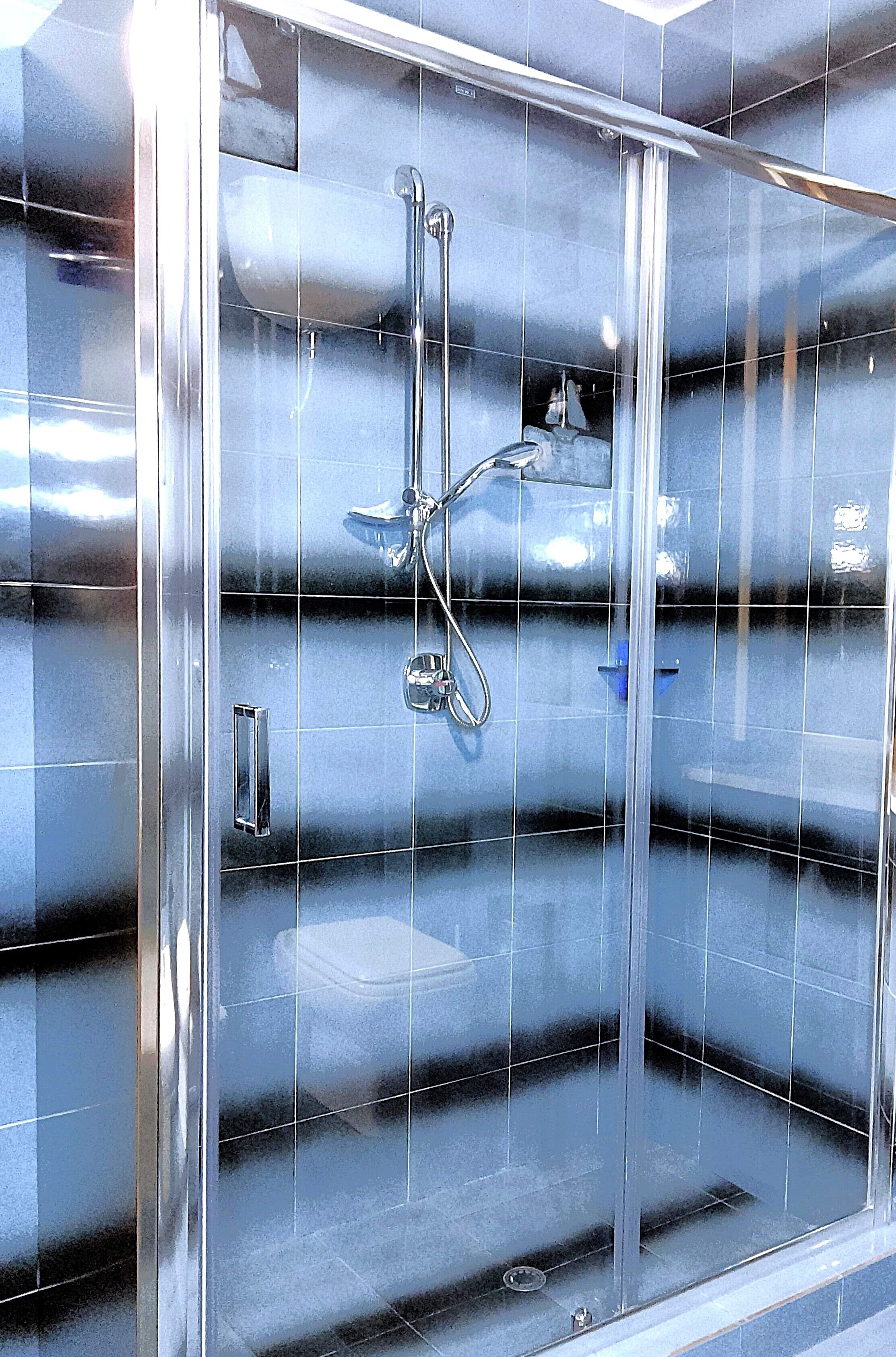 Dusche, Regendusche, kostenlose Toilettenartikel, Haartrockner