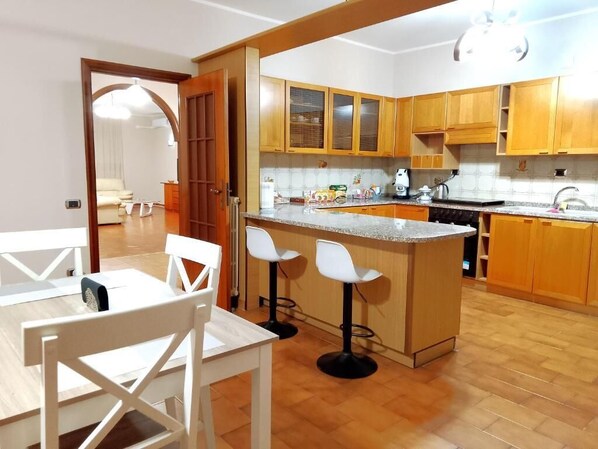 Habitación Deluxe | Cocina compartida | Frigorífico grande, microondas, horno y placa de cocina