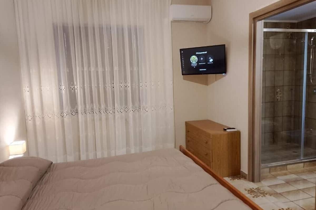 1 bedroom, Frette Italian sheets, premium bedding, desk
