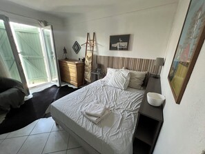 4 slaapkamers, een bureau, een strijkplank/strijkijzer, reisbedje