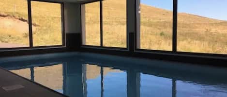 من حمّامات السباحة المغطاة، حمّام سباحة مُدفَّأ