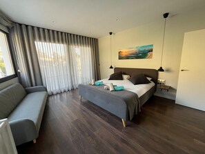 5 slaapkamers, een bureau, een strijkplank/strijkijzer, reisbedje