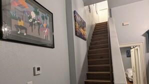 Uma escadaria de madeira leva a um patamar.