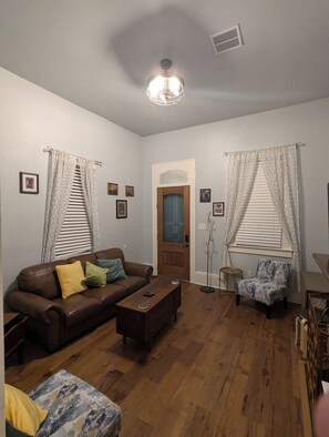 Smart TV - Charming 2-bedroom Camelback Shotgun Double in the fabulous Treme Neighborhood (New Orleans)