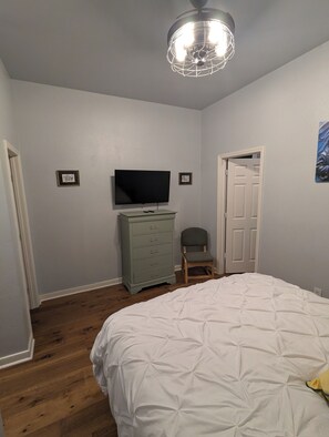 2 habitaciones, tabla de planchar con plancha, wifi y ropa de cama 