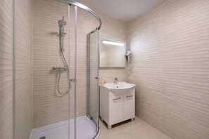 Habitación doble Confort | Baño | Regadera, toallas, jabón, papel de baño 