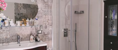 Dusche, Haartrockner, Bidet, HandtĂŒcher