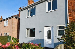 Exterior detail - 3 Bedroom with 6 x beds - Great location with free parking (Chesterfield)