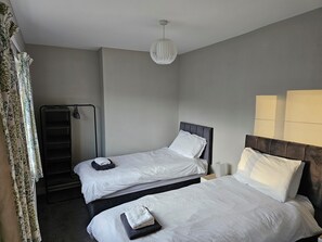 3 habitaciones, tabla de planchar con plancha, wifi y ropa de cama