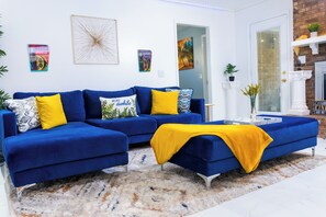 Smart TV, foosball, stereo - THE PALM OASIS RETREAT MOVIEROOM GAMEROOM MINS FROM FORT MOORE & DOWNTOWN AREA (Columbus)