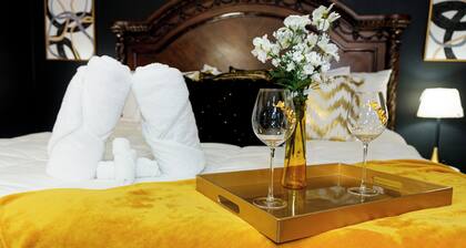 THE PALM OASIS RETREAT MOVIEROOM GAMEROOM MINS FROM FORT MOORE & DOWNTOWN AREA