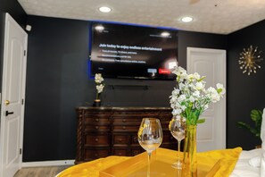 Interior - THE PALM OASIS RETREAT MOVIEROOM GAMEROOM MINS FROM FORT MOORE & DOWNTOWN AREA (Columbus)