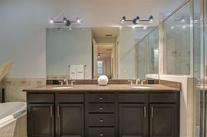 吹风机、毛巾、肥皂、洗发水