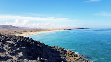Di pantai dan pasir putih