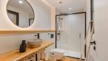 Appartement Duplex Deluxe, vue océan | Salle de bain | Douche, douche à « effet pluie », sèche-cheveux, bidet