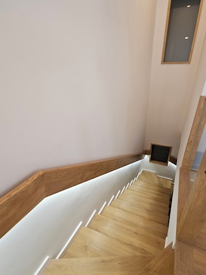 Deluxe-Maisonette, Meerblick | Wohnbereich | Flachbildfernseher