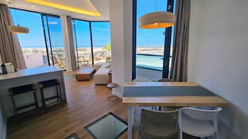 Deluxe Duplex, Ocean View | Dining room