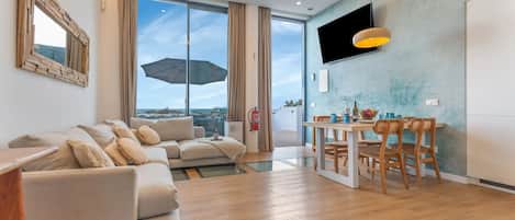 Chambre Duplex Deluxe, vue sur lâocĂ©an | Aire de sĂ©jour | TĂ©lĂ©viseur Ă Ă©cran plat